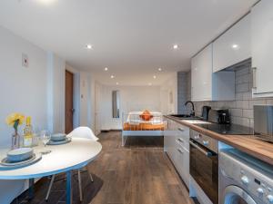 Pass the Keys Cosy Studio in Basildon Sleeps up to 4