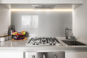 Cozy 1BR Melbourne Escape Balcony Pool GYM