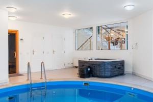 Black Dragon Haven Villa with Pool Sauna Jacuzzi BBQ & Parking for 8 Cars