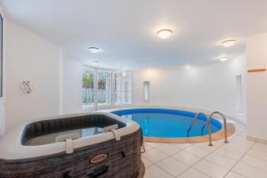 Black Dragon Haven Villa with Pool Sauna Jacuzzi BBQ & Parking for 8 Cars