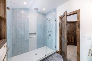 Riverfront Luxury at Loon Mtn Hot Tub Fire Pit