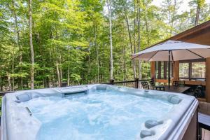 Riverfront Luxury at Loon Mtn Hot Tub Fire Pit