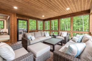 Riverfront Luxury at Loon Mtn Hot Tub Fire Pit