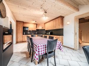 Appartement Duplex au Cœur des Gets - 3 Chambres, 3 SDB, Proche Pistes et Commerces, Garage Privé - FR-1-671-80