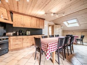 Appartement Duplex au Cœur des Gets - 3 Chambres, 3 SDB, Proche Pistes et Commerces, Garage Privé - FR-1-671-80