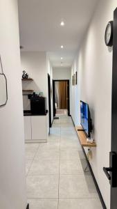 Comfy 2BR with FREE Parking at Neu Suites by OKBnB