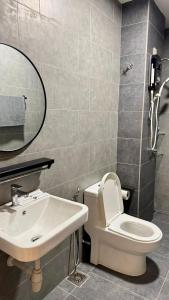 Comfy 2BR with FREE Parking at Neu Suites by OKBnB