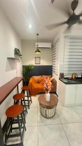 Comfy 2BR with FREE Parking at Neu Suites by OKBnB