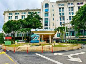 Comfy 2BR with FREE Parking at Neu Suites by OKBnB