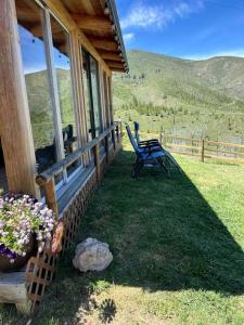 Amazing Log Cabin with Stunning Views in Conner, Montana