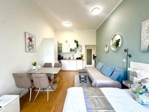 Golden Dome Skyline Retreat Modern 2BR Apartment in Prague 1 Center with King Bed and Museum View