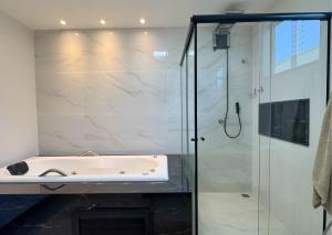 casadecastelhanos, Quadra do MAR de CASTELHANOS, 4 suítes com AR, Churrasqueira, Piscina, Hidromassagem, Cozinha INTEGRADA GOURMET Ideal para FAMÍLIA E AMIGOS