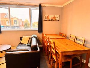 Southampton Central Apartment - 5 Double Beds, 5 Bedrooms, 2 Bathrooms - Large Bedrooms - Perfect for Contractors, Large Groups of Friends, Families