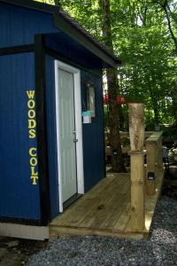 Cozy Tiny House in Tennessee Forest with Loft Beds & Country Breakfast