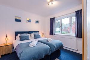 4 Bed House - Sleeps 8 - Free Parking - Manchester