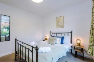 4 Bed House - Sleeps 8 - Free Parking - Manchester