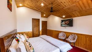 Pinecrest Villa by Splendid Hotels - Garden - Balcony - Living Room - Family Groups - Events - Mountain View