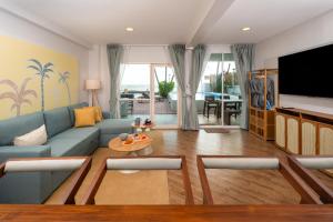 Beachfront 3 bedrooms 12ppl BBQ,Kitchen,Pool