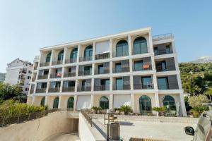 Beachfront apartment with sea view