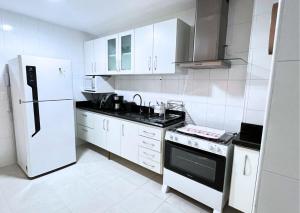 RefugioBacutia- Prédio FRENTE MAR Bacutia- 6 pessoas- 3 Quartos com AR sendo 1 suite - varanda- sala de estar e jantar Ampla -Piscina e Sauna no Prédio