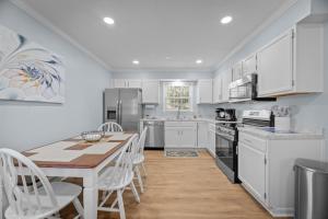 Pet-Friendly 3 BR Home with King Bed and Fenced Yard Near Downtown