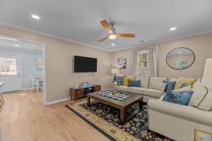 Pet-Friendly 3 BR Home with King Bed and Fenced Yard Near Downtown