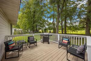 Pet-Friendly 3 BR Home with King Bed and Fenced Yard Near Downtown