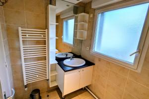 Apartment with balcony and parking near center