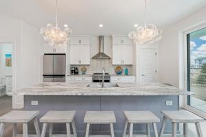 7BR Designer Home, Pool & Steps to Beach - Sundial