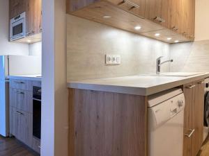 Appartement Confort 6 pers, 2 pièces, Balcon, Cheminée, Accès direct aux pistes - FR-1-322-451