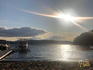Front LAKE Simon HOT TUB 4br 16p BEACH private