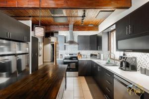 Front LAKE Simon HOT TUB 4br 16p BEACH private