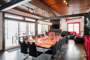 Front LAKE Simon HOT TUB 4br 16p BEACH private