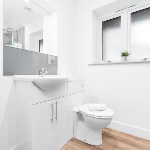 Modern Two Bed Apartment - Balcony & Parking - Netflix 8MC