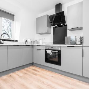 Modern Two Bed Apartment - Balcony & Parking - Netflix 8MC