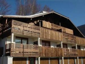 Appartement de 45m² avec balcon, 5 couchages, à 300m des pistes et commerces, bien équipé - FR-1-572-103