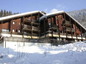Ski aux pieds, 2 pièces rénové, 5 couchages, terrasse, parking, proche commerces et services - FR-1-572-145