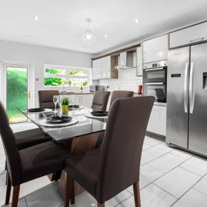 Stylish 3 Bedroom House - Pool & Tennis Table - Garden - Off Street Parking 782S