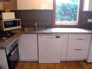 Chalet rénové Les Gets 8 pers, central, 150m commerces, 350m pistes, terrasse sud, parking privé - FR-1-802-84