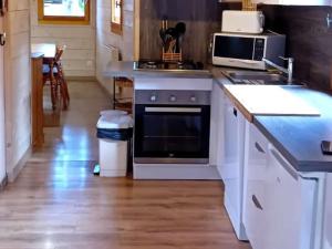 Chalet rénové Les Gets 8 pers, central, 150m commerces, 350m pistes, terrasse sud, parking privé - FR-1-802-84