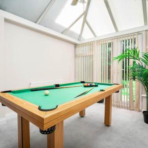 Stylish 3 Bedroom House - Pool & Tennis Table - Garden - Off Street Parking 782S