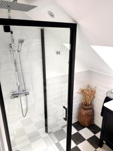 The Kent Cottage - luxury house with hot tub