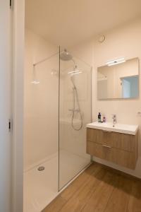 Luxury apartment with lateral sea view and 2 private bathrooms T9