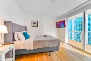 Modern Waterfront Apartment with Brickell City Views