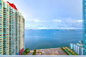 Modern Waterfront Apartment with Brickell City Views