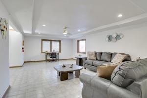 6 Mi to Barr Lake Apt with Yard and Pool Access!