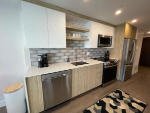 Large 1 BR downtown with lots of sunlight