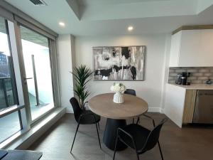 Large 1 BR downtown with lots of sunlight