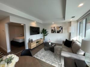 Large 1 BR downtown with lots of sunlight