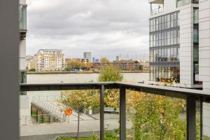 Stylish Greenwich Apartment with Balcony And River Views